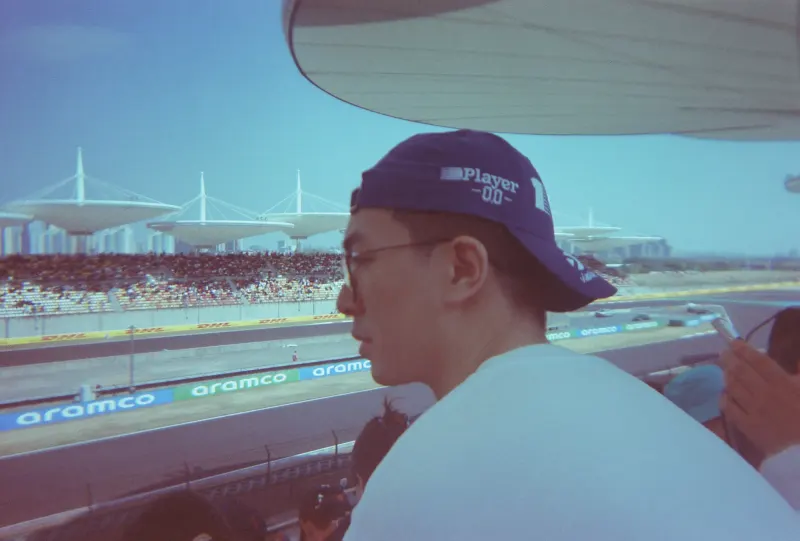 F1 赛车比赛瞬间