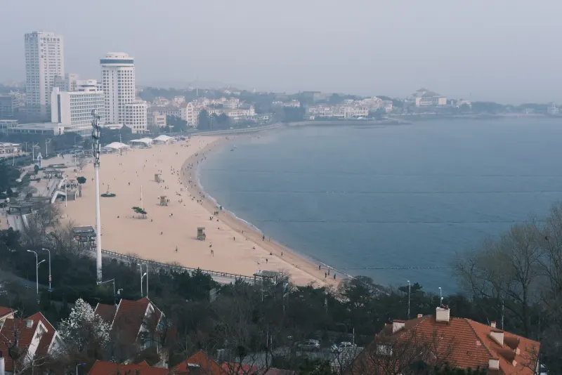 俯瞰青岛海水浴场及沿岸建筑
