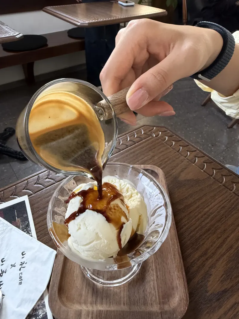 将浓缩咖啡浇在香草冰淇淋上