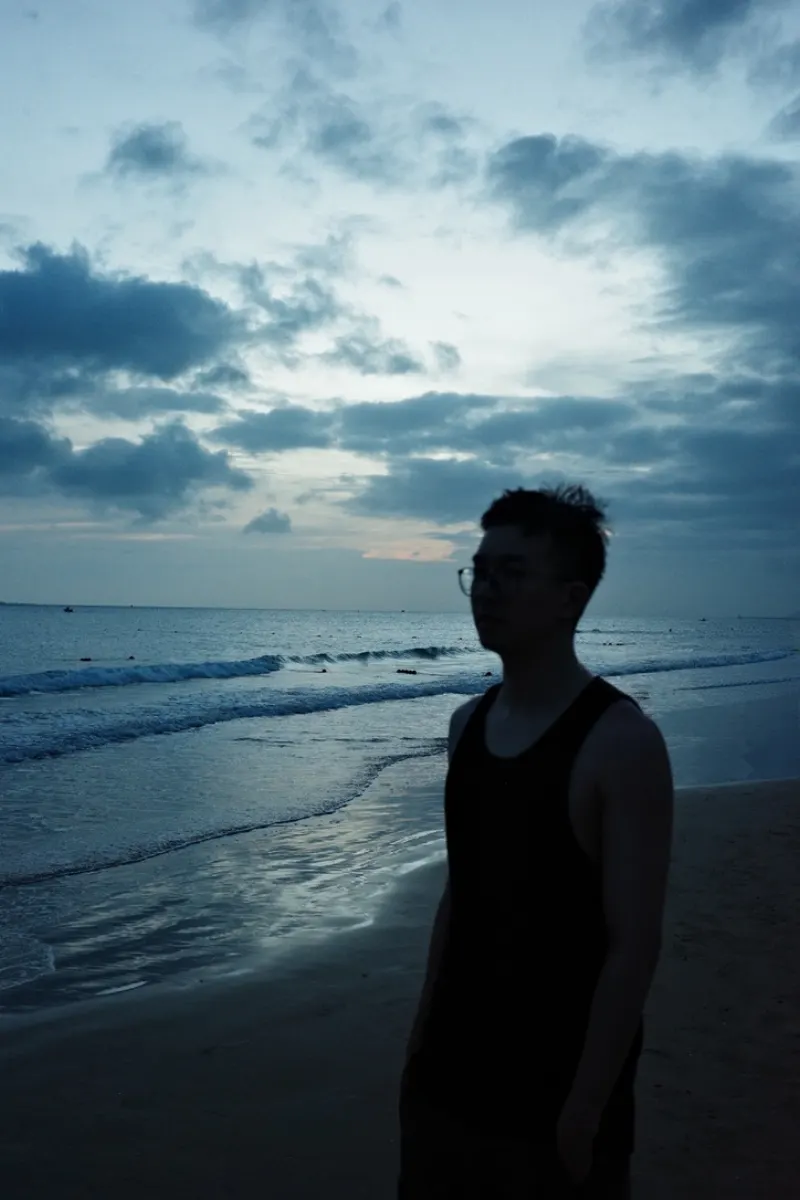 傍晚海滩上的人像剪影